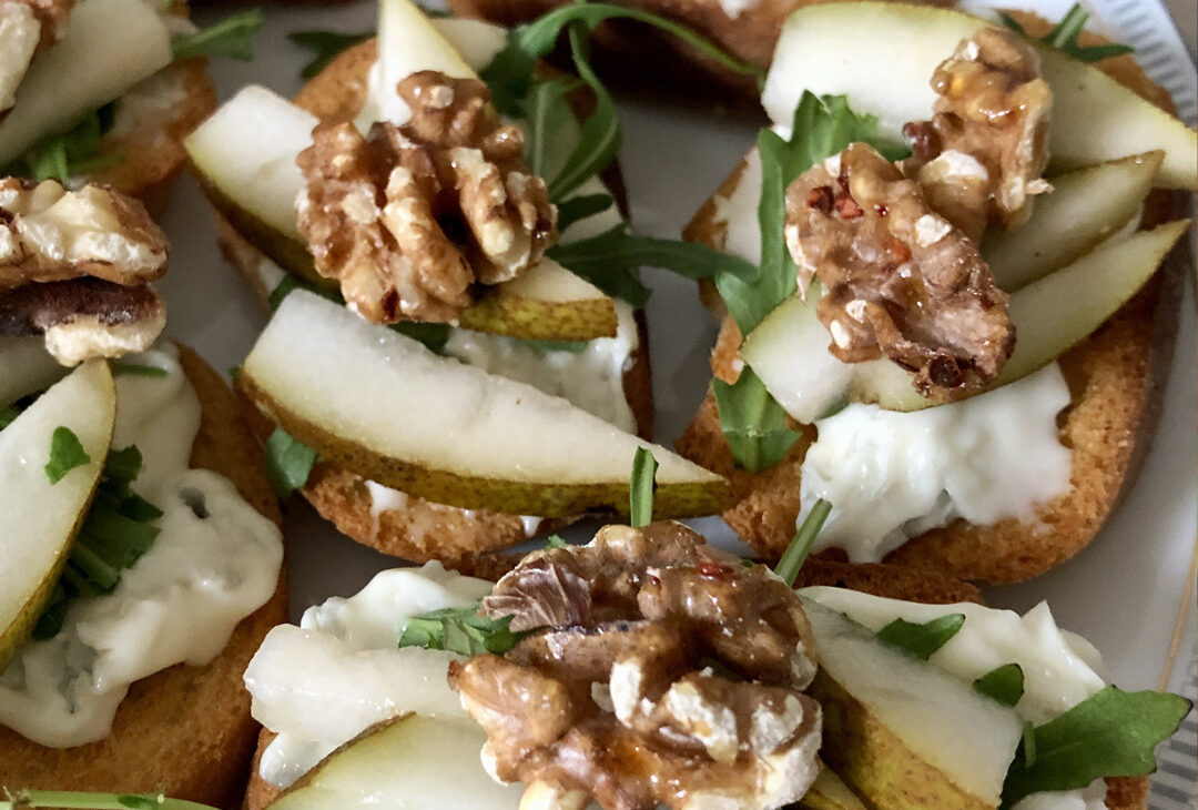 Gorgonzola Birnen Crostini - Julia Pauline